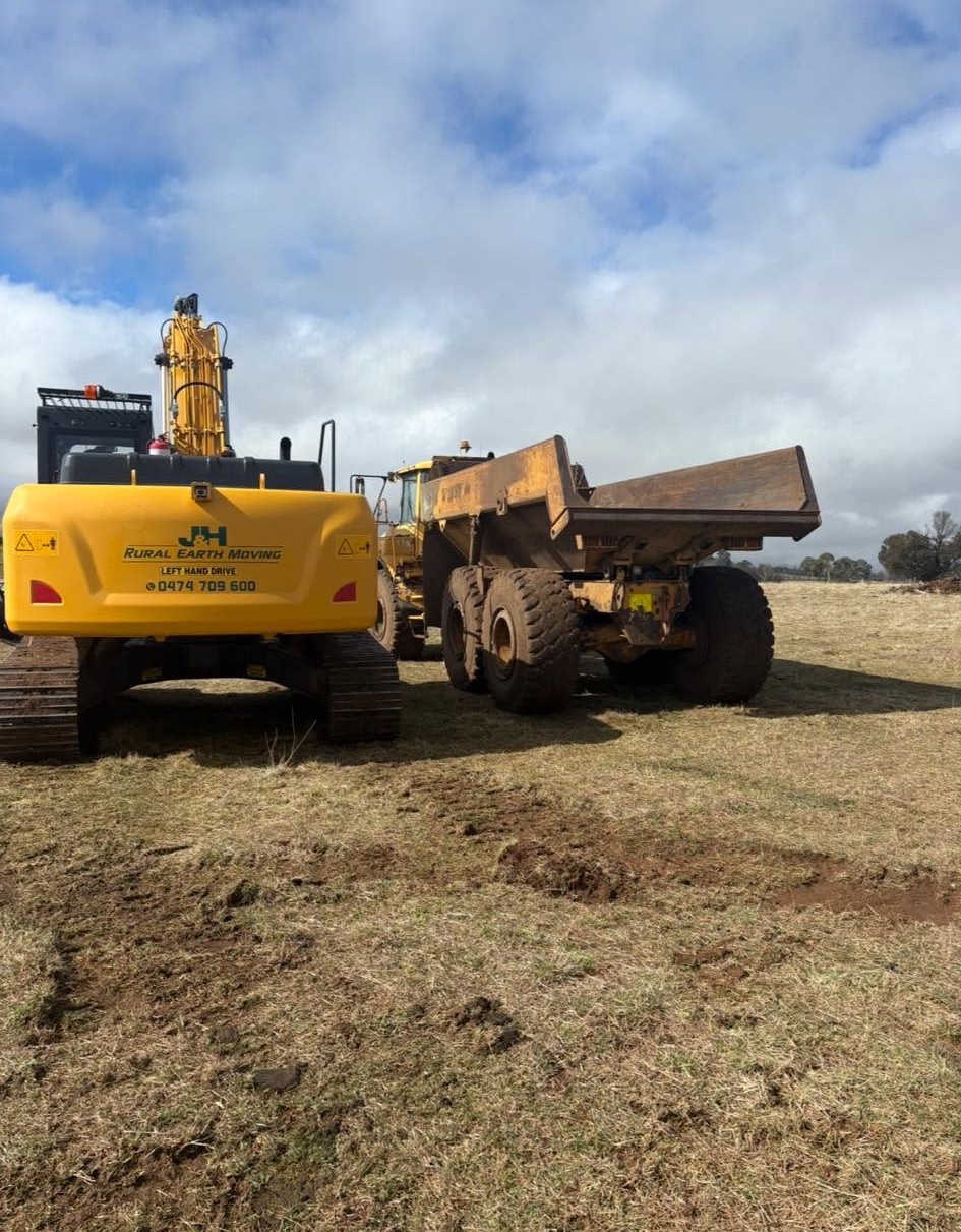 J & H Rural Earthmoving team on site